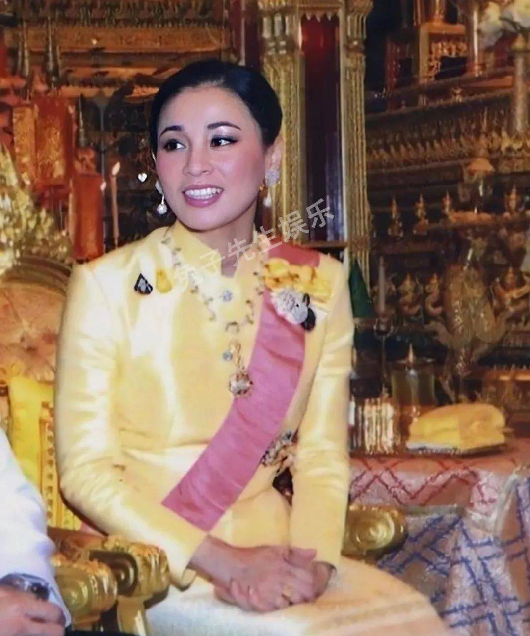 苏提达|泰国王后和贵妃都整容了？开眼、隆鼻迹象明显，难怪都在逆生长！