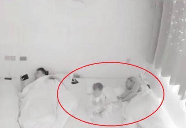 宝宝几个月可以自己躺下喝奶 d5fdc3228ffe4e4193a02db265e5d17a.jpeg