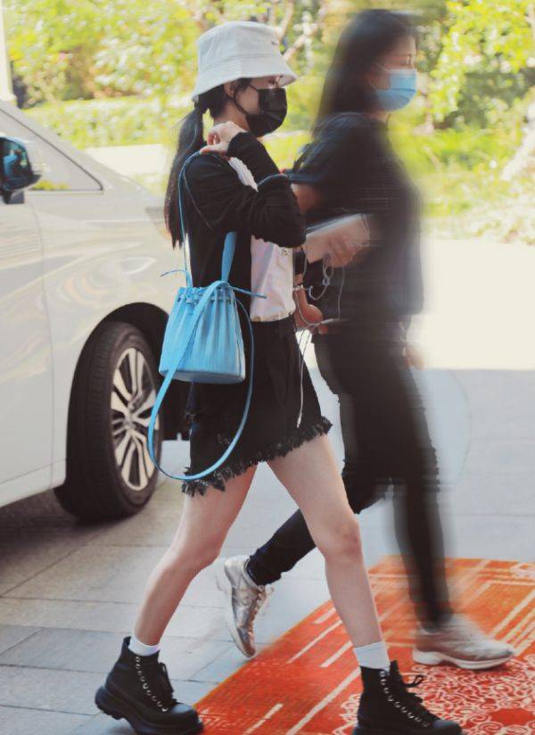 柯基|天不怕地不怕，就怕赵丽颖穿马丁靴？别人穿显腿细，她却秀出柯基腿