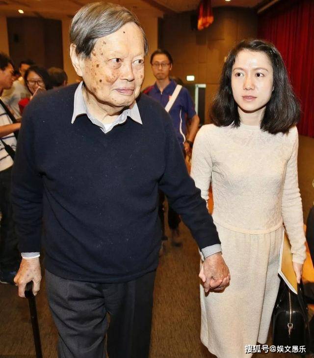 原创夫妻同框秀恩爱97岁杨振宁精神矍铄44岁翁帆近照显憔悴