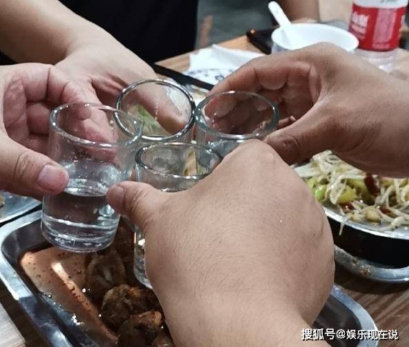 喝酒的人注意了,会喝酒不代表酒杯用的就对,小心杯具变"悲剧"