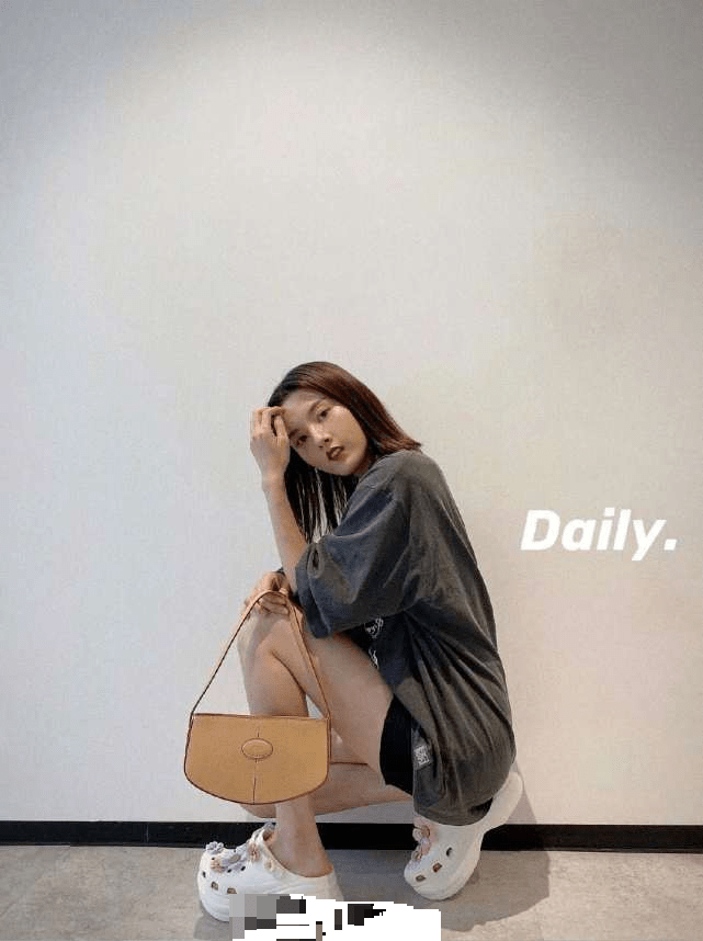 手镯|章泽天重回时尚界与众女星比美，戴八万元手镯晒豪宅客厅尽显奢华