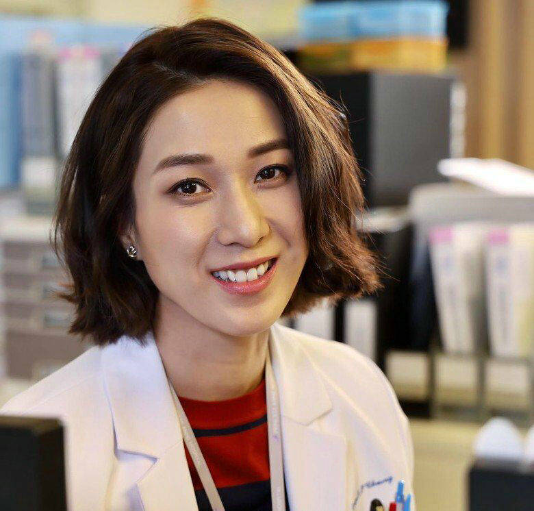 钟嘉欣新剧儿科医生开拍短发造型成熟干练三位男神做陪衬
