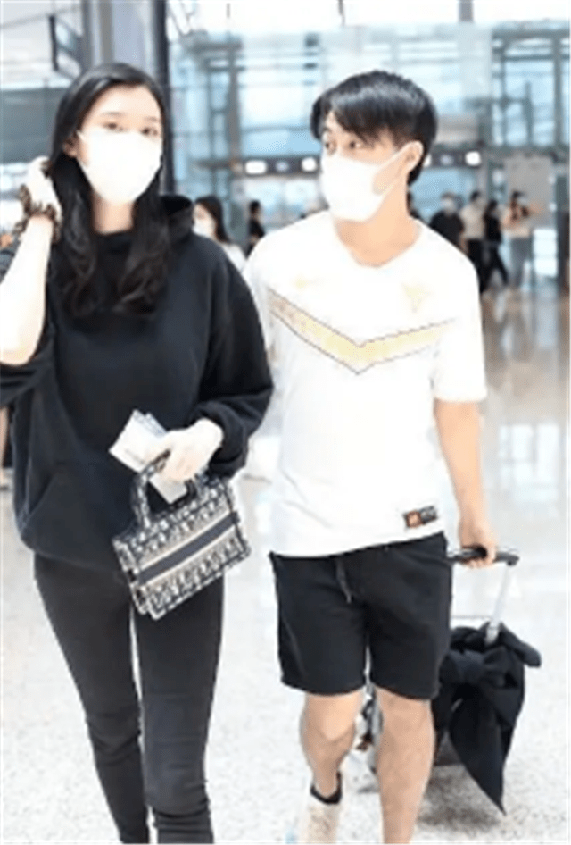 何猷君夫妇机场现身,奚梦瑶挽着老公手臂撒狗粮