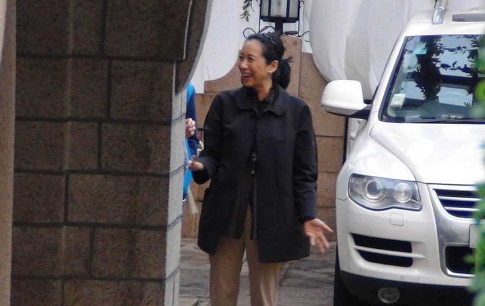 肤色|朱玲玲在街头穿着廉价衣服，肤色蜡黄又粗糙，俨然一个普通老人！