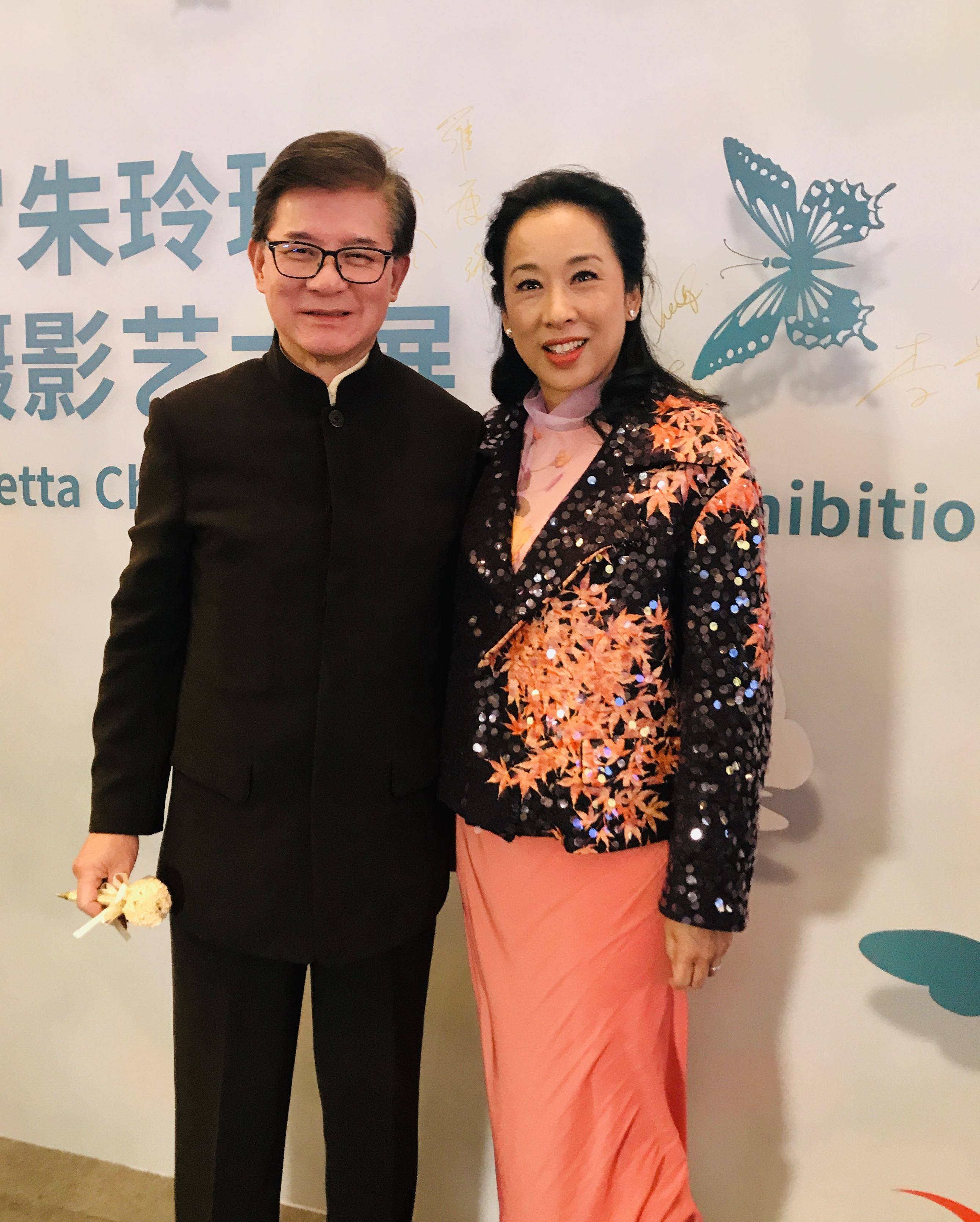 肤色|朱玲玲在街头穿着廉价衣服，肤色蜡黄又粗糙，俨然一个普通老人！