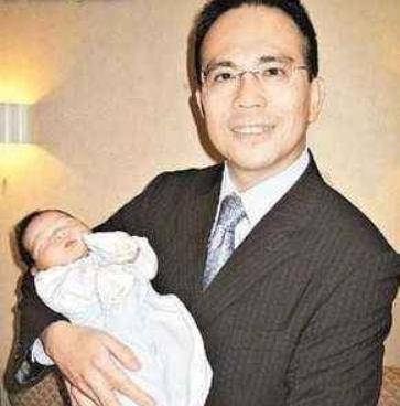 李嘉诚欲出售价值500亿物业，基金会交付长孙女