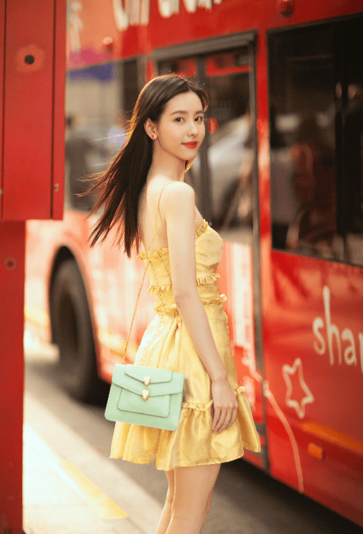 奶茶|陈都灵秀气长发显温柔，长相撞脸“奶茶妹妹”，气质上却差一大截