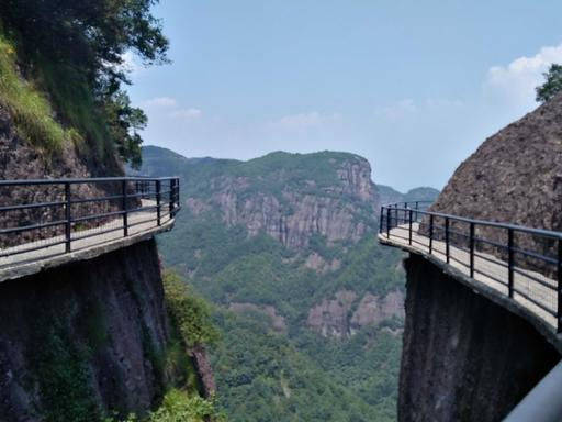 浙江台州的神仙居景区,景色不输安徽黄山,还被称作是烟霞第一城