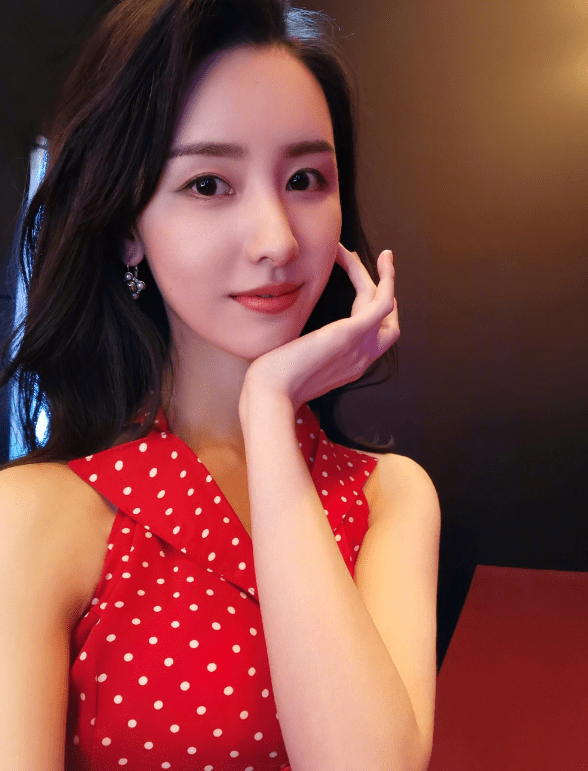 奶茶|陈都灵秀气长发显温柔，长相撞脸“奶茶妹妹”，气质上却差一大截