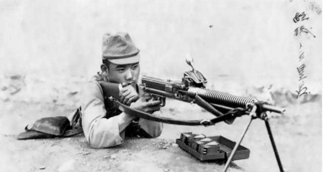 机枪两边一般都有两个小盾牌，是保护机枪手的