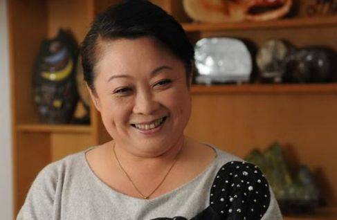 "胖婶"张海燕,两次婚姻都恋上小鲜肉,58岁依旧绯闻缠身