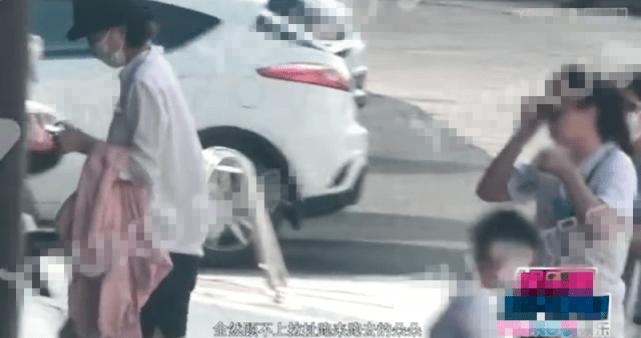 佟丽娅带儿子出行零互动,4岁朵朵超独立