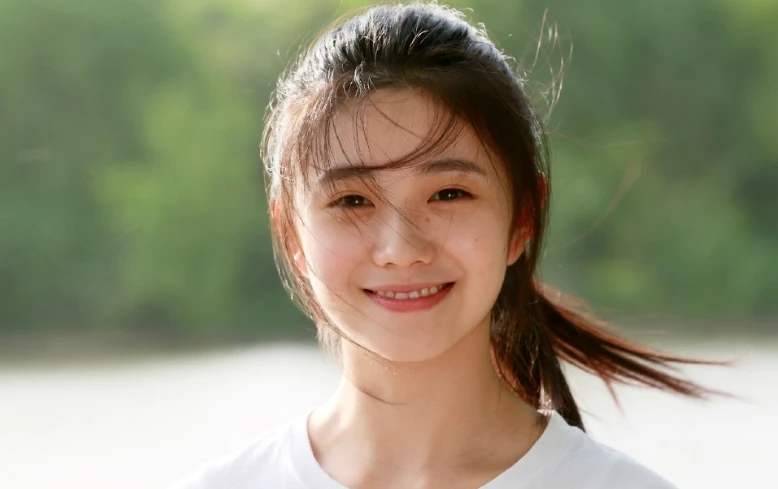 她被誉为最新一代谋女郎,北京舞蹈学院学生,美成初恋