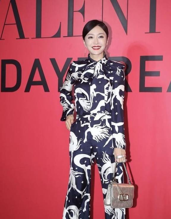 红唇|“白月光”秦岚参加活动，红唇美艳却是“歪嘴”，生图暴露缺陷