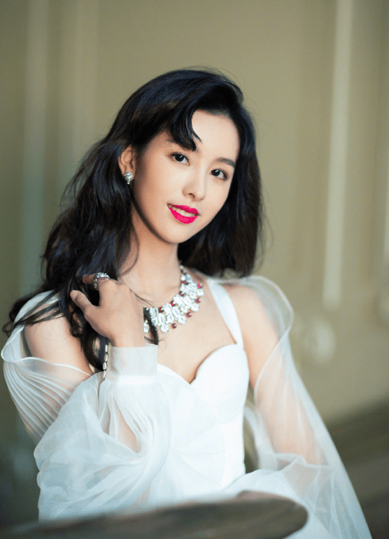 风格|陈都灵不再走甜美风格，一袭白裙秀香肩，有“料”身材让人意外