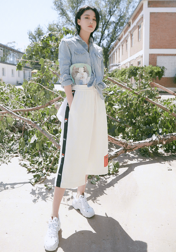 睡衣|张馨予婚后大变样，穿睡衣露面如老干部，这还算“最美军嫂”？