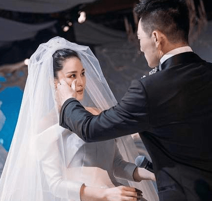 手镯|章泽天为奢侈品拍摄写真，自带8万元手镯，豪宅背景走简约风