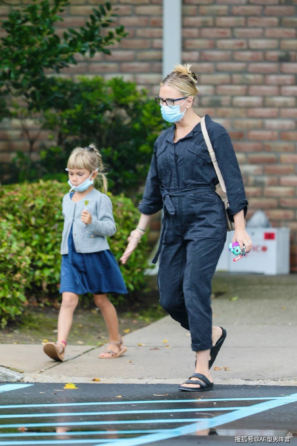 斯嘉丽·约翰逊|“寡姐”斯嘉丽·约翰逊带女儿出门!6岁小Rose,完美继承老妈气质