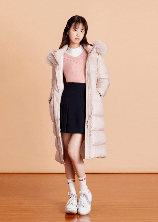 风格|陈都灵不再走甜美风格，一袭白裙秀香肩，有“料”身材让人意外