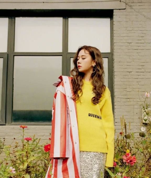 酷美|“火箭少女”紫宁时尚街拍展现酷美女孩范,服装用色出挑引热议