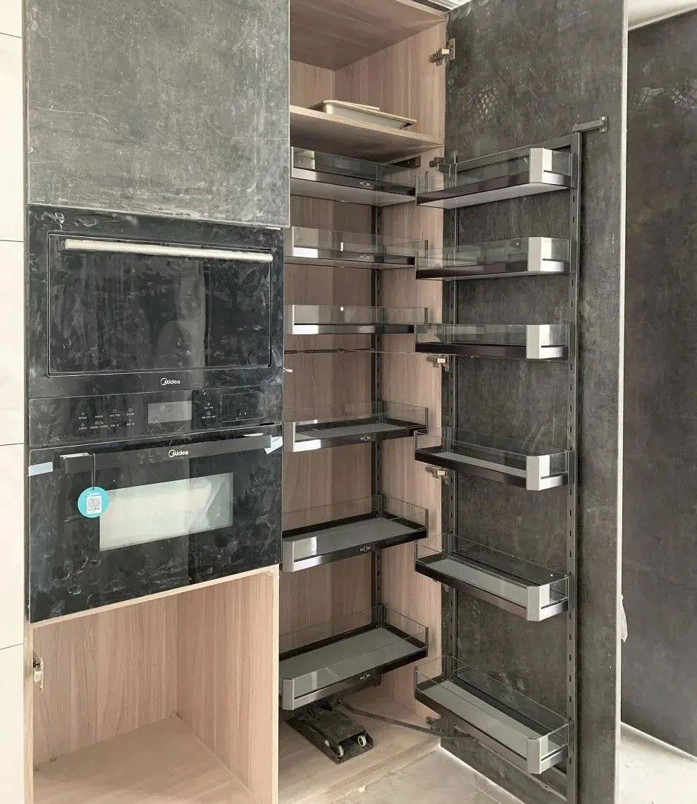 高柜|厨房不实用怪自己，灶台侧面没留空30公分，定制高柜将厨电嵌中间