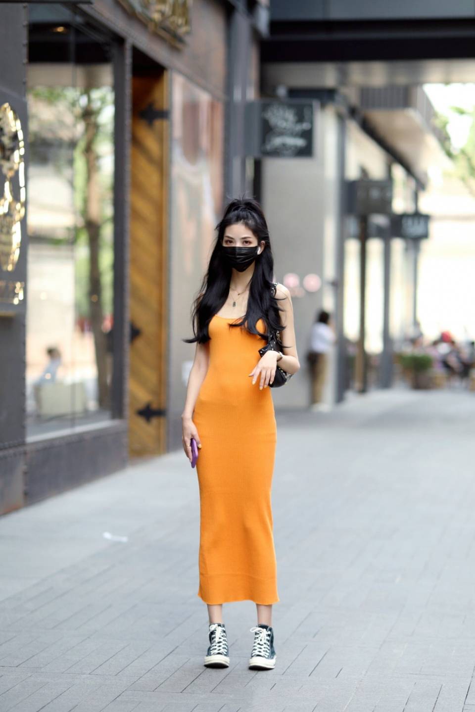 美女街拍:小姐姐一条彩色的裙子,成为街头最吸睛的风景线!