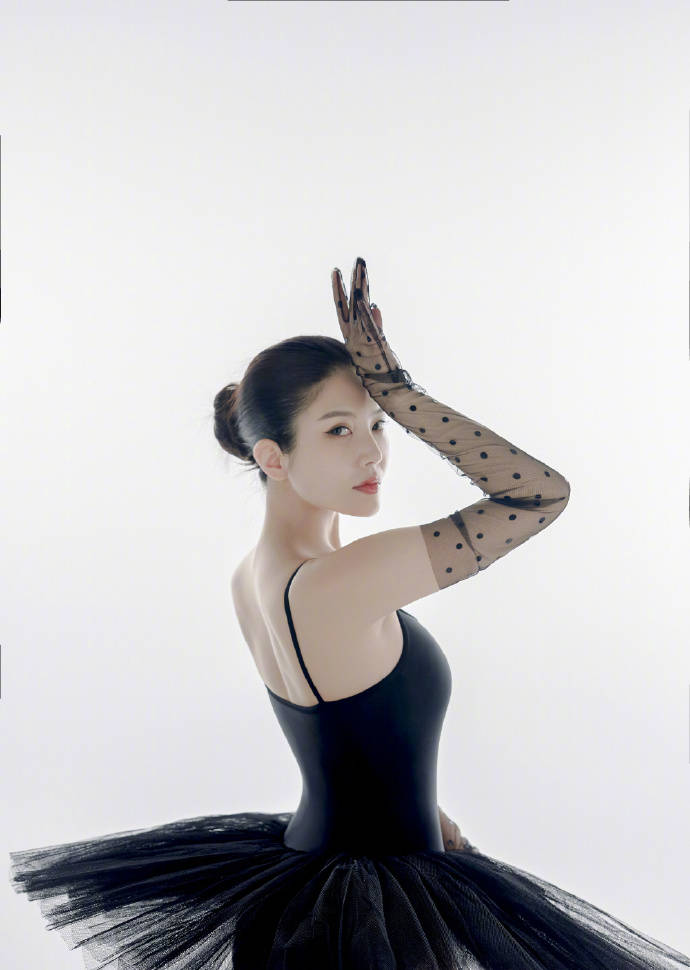 徐冬冬芭蕾纱裙写真性感丰满宛如黑天鹅