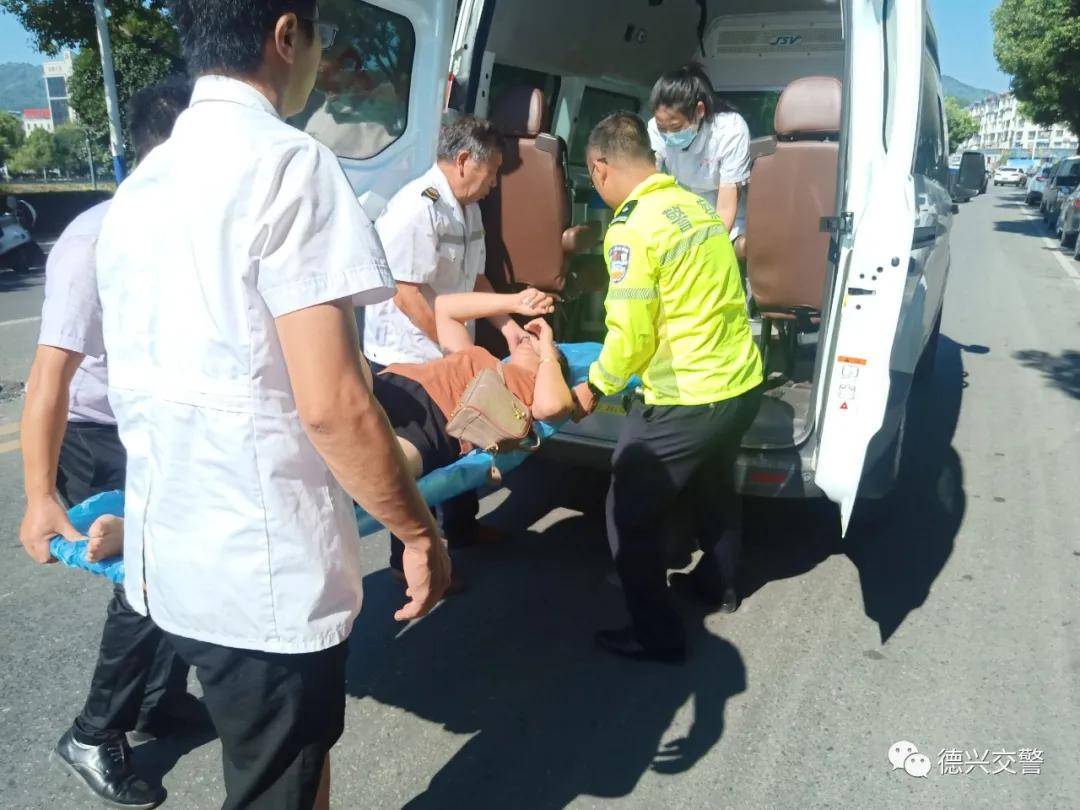 德兴交警快速处置事故现场,开辟绿色通道救助伤员
