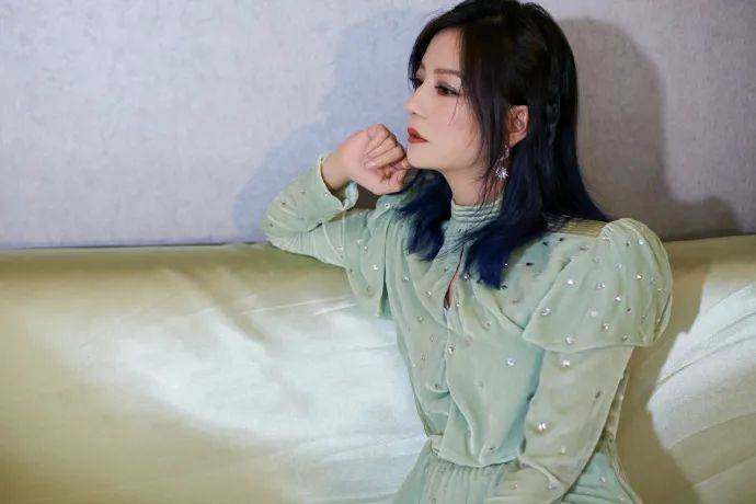 裙子|赵薇年纪越大越爱扮嫩了！嫩绿小裙子换上，怎么都看不出44岁了