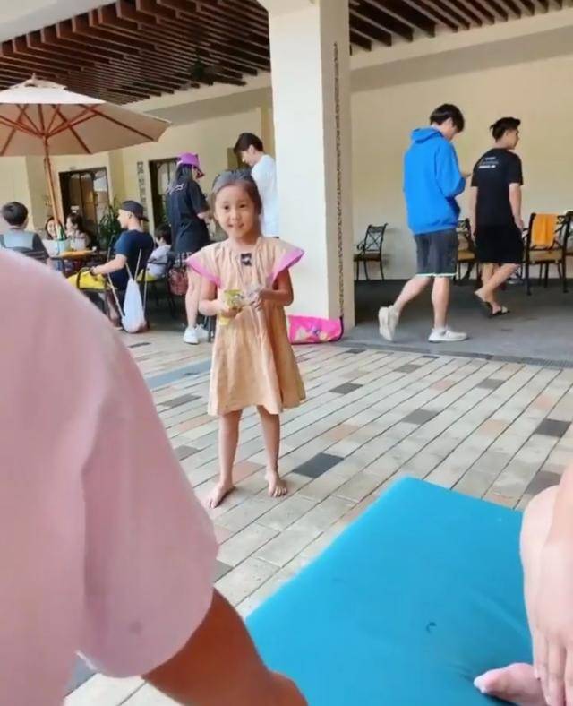 零食|原创陈建州晒儿子和咘咘互喂零食超浪漫，修杰楷大方同意飞飞追咘咘