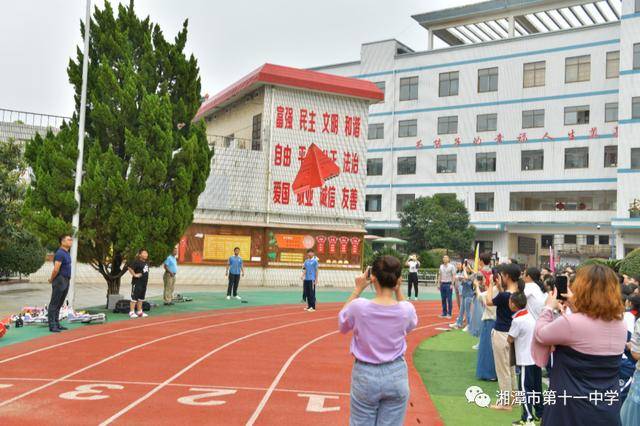 湘潭|发挥引领作用 播撒梦想种子——湘潭市十一中航模表演队赴育才学校表演