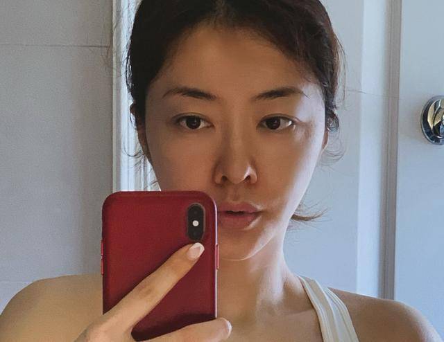 腹肌|40岁熊黛林晒素颜照超惊艳，有6块腹肌不像两女之母