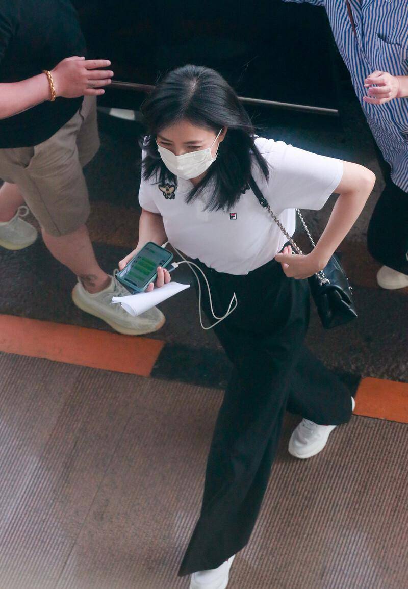 刘涛|刘涛和高圆圆罕见同框，同穿黑色裤子，却美出了不一样的效果