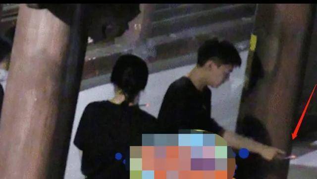明星吸烟行为有错吗？李易峰吸烟美女点火，弹