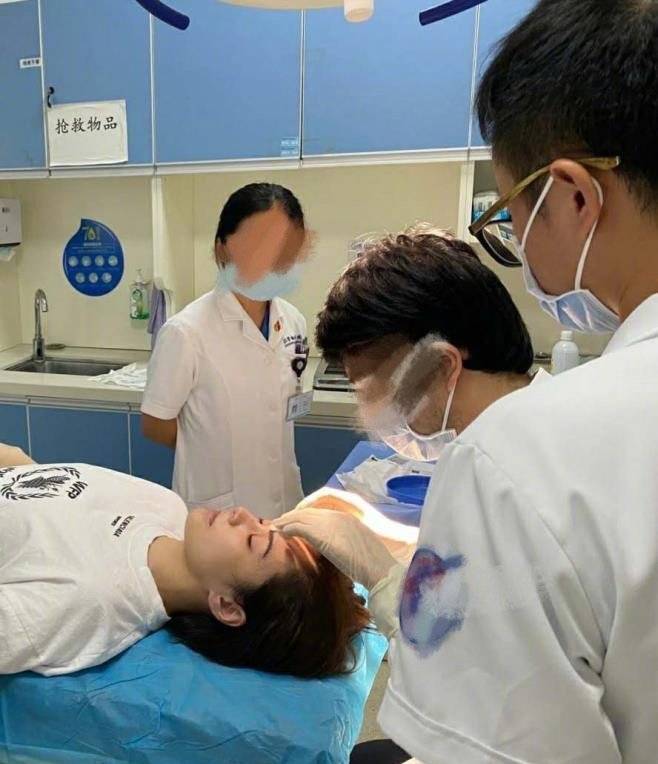 霍汶希晒阿娇受伤照报平安,伤口长达6厘米缝了数十针