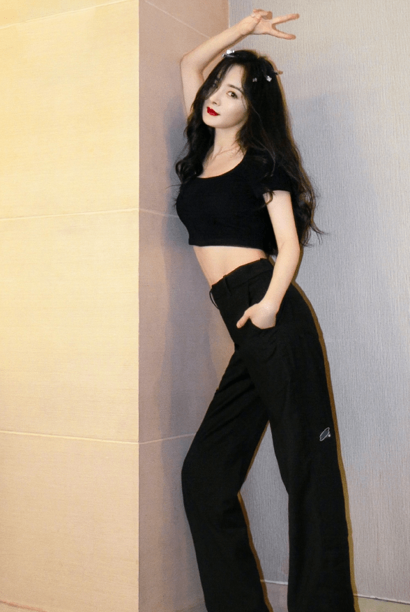 刘恺威|刘恺威抱女儿出行，小糯米正脸终公开，杨幂有无“整容”不言而喻