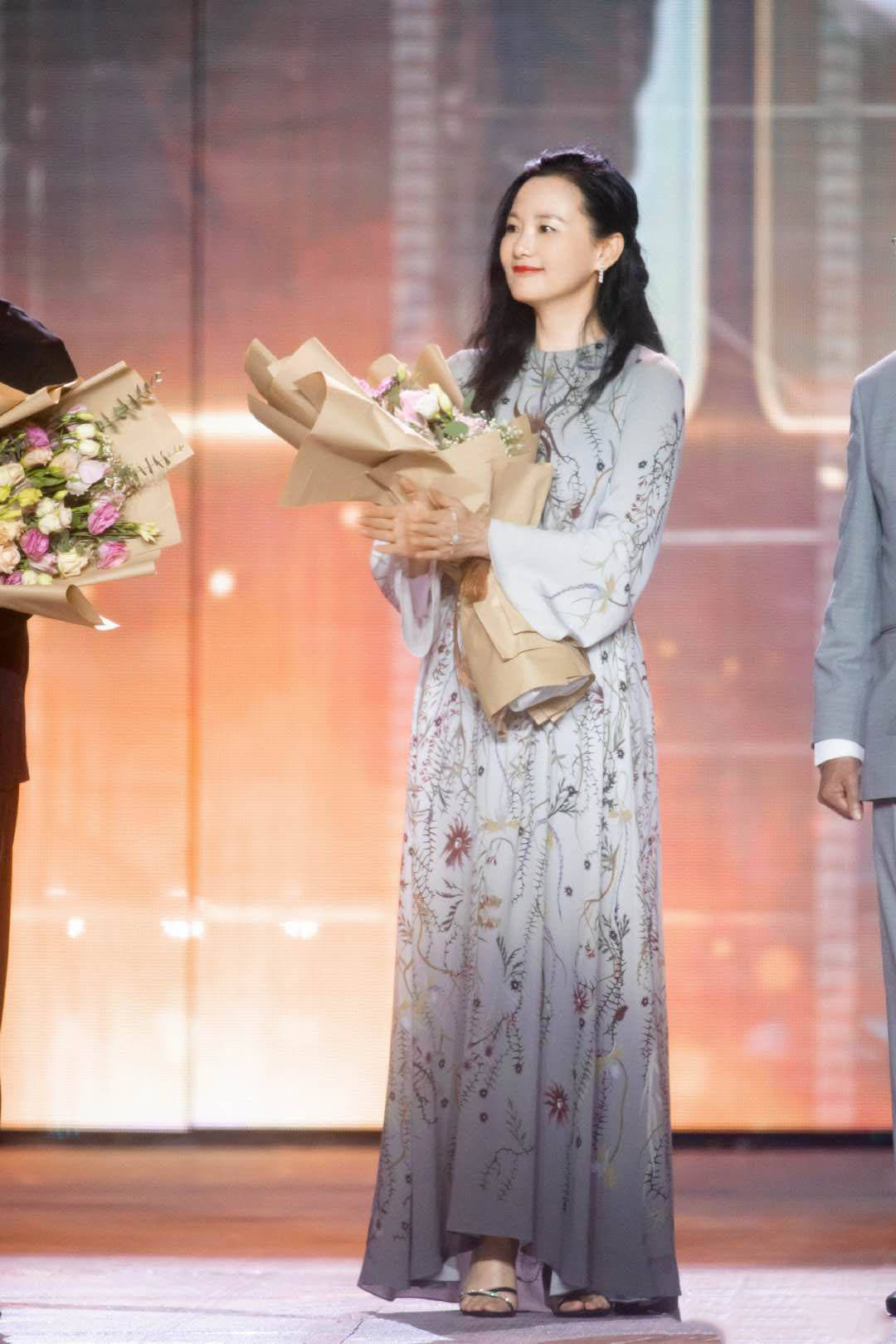 身材|又被咏梅惊艳了，微胖身材依然把碎花裙穿出高级美，这气质真绝