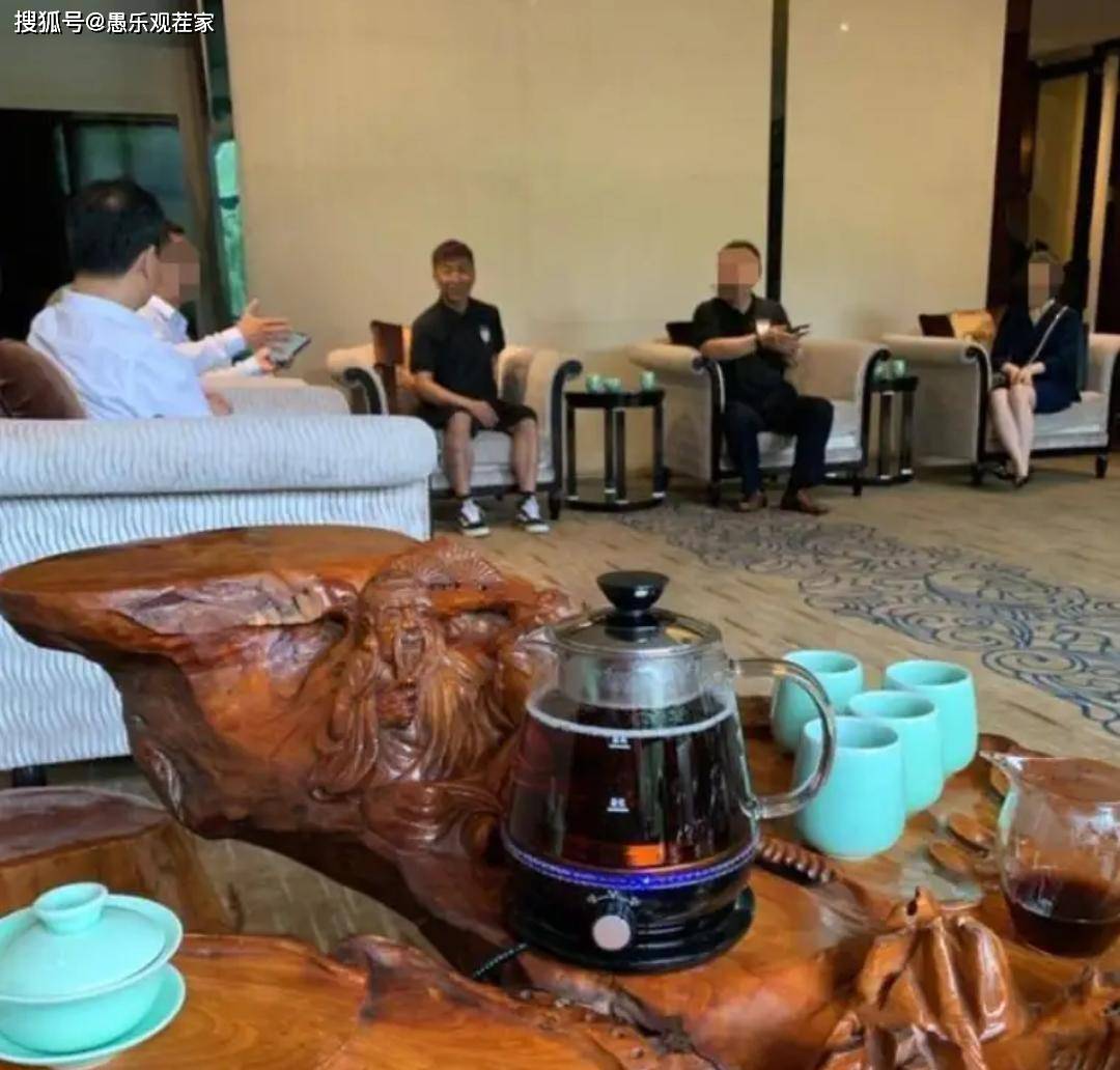 陈羽凡罕见现身，染黄发戴耳环，44岁的他也难逃