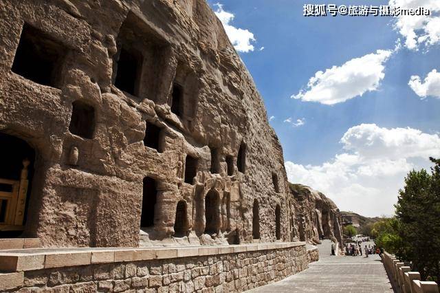 中国最大的石窟群之一，石佛51000余躯，首批重点文物保护单位