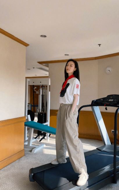 连衣裙|倪妮穿黑色吊带连衣裙，大秀完美好身材，风情万种令人着迷