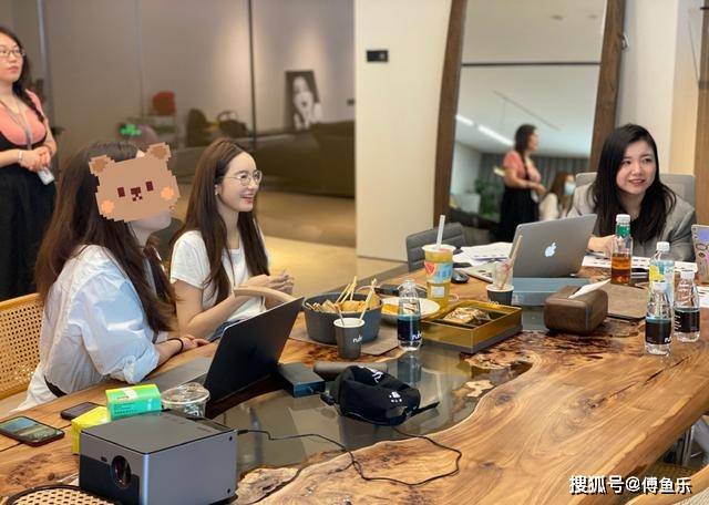 性感|董花花张大奕穿搭大pk,素雅和性感,两人自夸方式大不同!