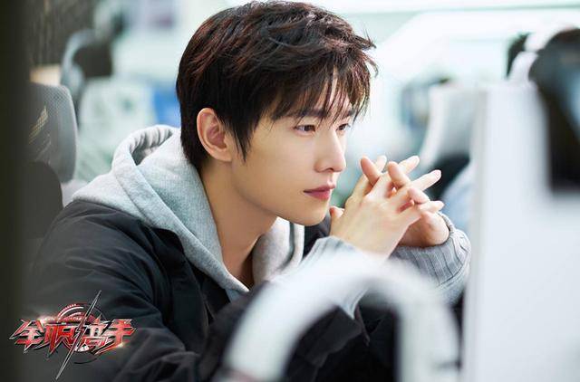 夏天|鹿晗、AB靠悬疑剧逆转？流量的危机觉醒路上，他们才摸到小手指