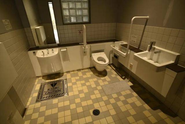 日本不愧是动漫的国度，连公厕都这么“二次元”