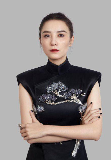 原创宋佳拍时尚大片黑色复古旗袍搭配漆皮长靴知性又显帅气洒脱