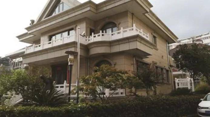 别墅电梯困人事件层出不穷，68岁女业主险...