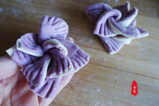 风车|蒸出来的花式馒头，像个风车又像是一朵花用一个紫薯