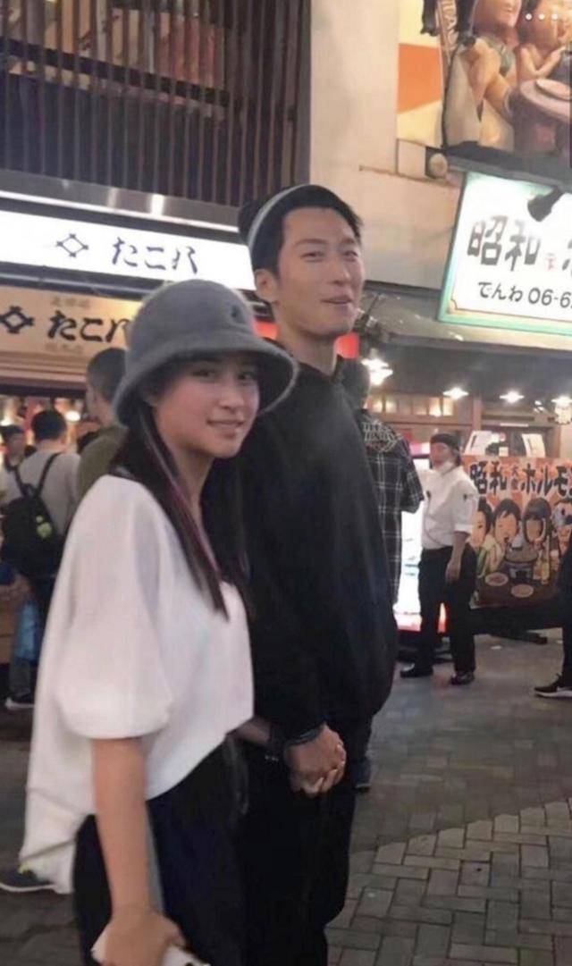 何超莲窦骁合体现身机场，赌王千金再现“望夫