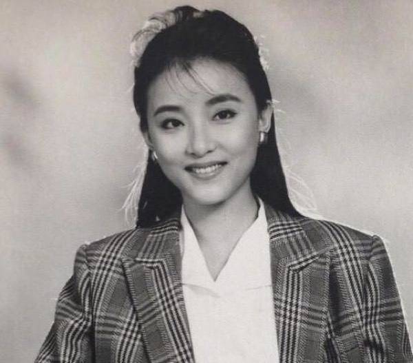 52岁的周涛和杨澜，都是著名主持人，不一样的年