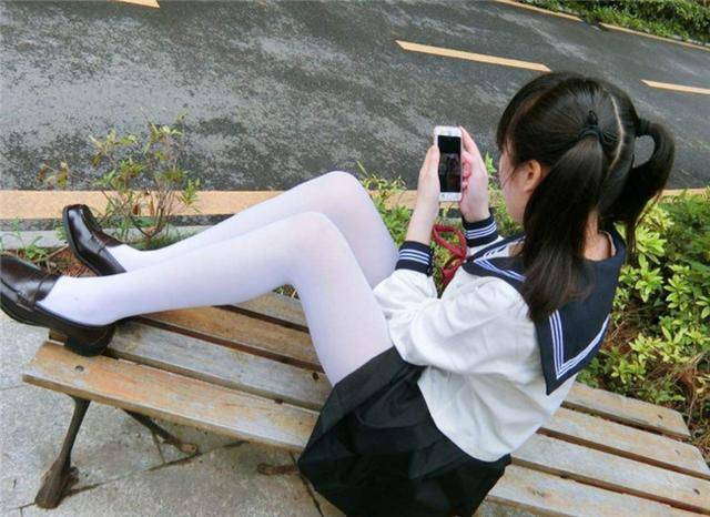 jk装是日本学生校服,水手服加百褶裙非常好看,再搭配黑袜白袜一类的
